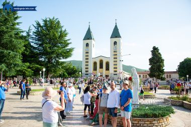 Otvori galeriju citluk-procesija-medugorje-1.jpg