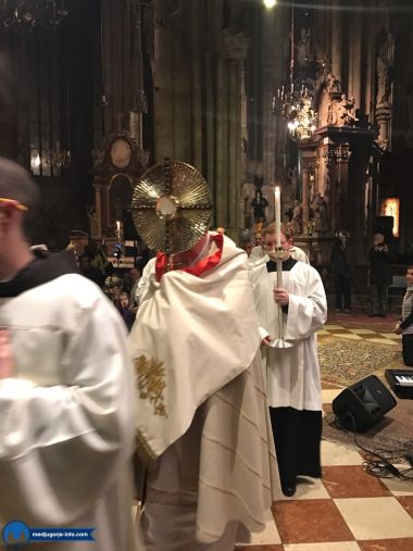 Otvori galeriju vecer-molitve-za-mir-u-becu_03.jpg