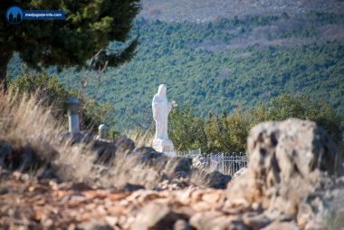 Otvori galeriju medjugorje-live-molitve-devetnice-na-brdu-ukazanja_02.jpg