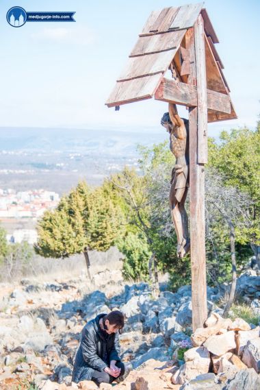 Otvori galeriju medjugorje-live-molitve-devetnice-na-brdu-ukazanja_05.jpg