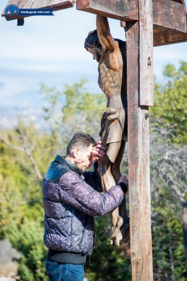 Otvori galeriju medjugorje-live-molitve-devetnice-na-brdu-ukazanja_07.jpg
