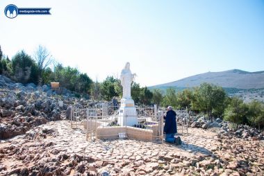 Otvori galeriju medjugorje-live-molitve-devetnice-na-brdu-ukazanja_09.jpg
