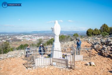 Otvori galeriju medjugorje-live-molitve-devetnice-na-brdu-ukazanja_10.jpg