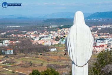 Otvori galeriju medjugorje-live-molitve-devetnice-na-brdu-ukazanja_11.jpg