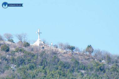 Otvori galeriju medjugorje-live-molitve-devetnice-na-brdu-ukazanja_13.jpg
