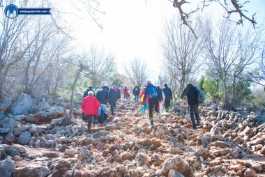 Otvori galeriju medjugorje-live-molitve-devetnice-na-brdu-ukazanja_15.jpg