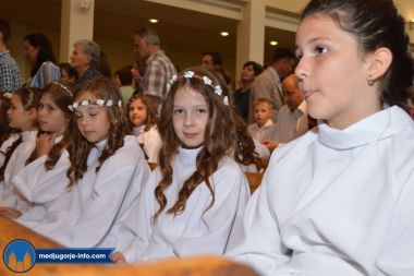 prva-sveta-pricest-u-medugorju_37.jpg