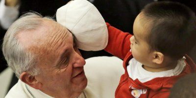 Papa: Zadaća je Crkve prignuti se nad čovjekove rane, poviti ih i liječiti