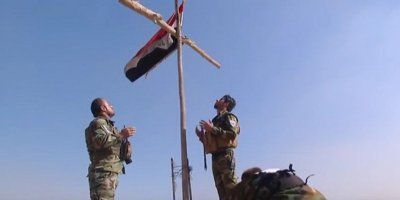 Kršćanski vojnici podižu križ u gradu blizu Mosula