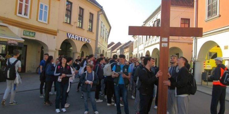 Više od 2000 mladih u molitvi na vukovarskim ulicama