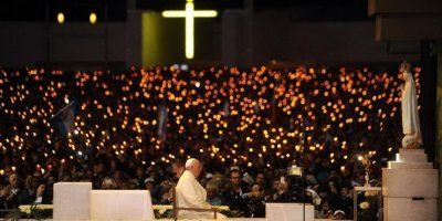 Fatima: Papa sa stotinama tisuća vjernika molio Gospinu krunicu