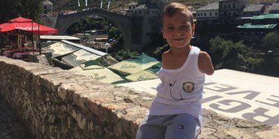  Dječak Ismail Zulfić u Mostaru: Jednog dana i on će biti mostarska lasta
