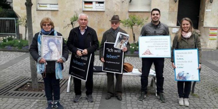 Frankfurt se pridružuje inicijativi „40 dana za život“ – Hrvati organizirali javnu molitvu u Njemačkoj