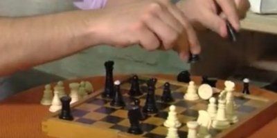 (VIDEO) Božanstvena komedija: Kakve veze ima rodna ideologija sa šahom? Pogledajte!