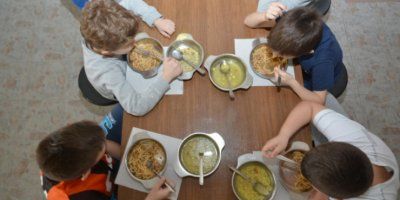 PRVA ŽUPANIJA U KOJOJ ĆE ŠKOLARCI IMATI BESPLATAN OBROK: ‘Siromašna djeca mole u kuhinji ostatke hrane’