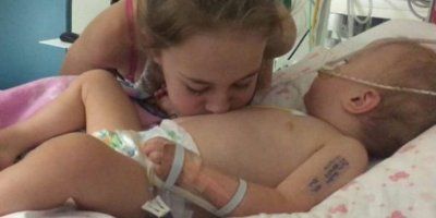 Čuda postoje : Običnim poljupcem spasila život svojoj 2-godišnjoj sestri!