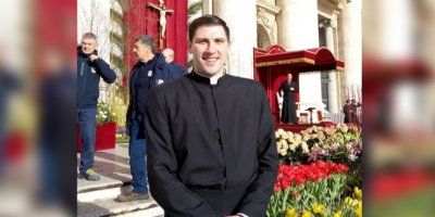 Mladi sjemeništarac koji je nosio križ na svečanoj uskrsnoj misi u Vatikanu iznenada preminuo