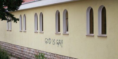U ZADRU IŠARANA CRKVA: Na pročelju crkve osvanuo natpis “God iz gay”