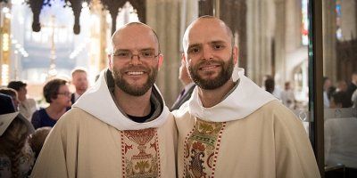 Nevjerojatno ređenje − Braća blizanci postali su svećenici blizanci
