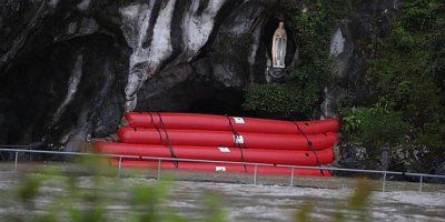(VIDEO) LURD POD VODOM Rijeka se izlila na svetište, poplavljen prostor ispred špilje Gospe Lurdske