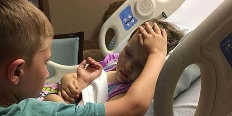 Fotografija koja slama srce: Dječak tješi svoju sestricu koja umire