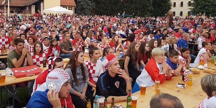 UPLATIO 25 000 KUNA Mario Mandžukić građane Slavonskog Broda častio besplatnom pivom