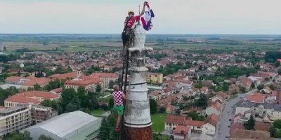 Dvojica Đakovčana popela su se na 84 metra visoke tornjeve katedrale i postavili zastavu u čast reprezentacije