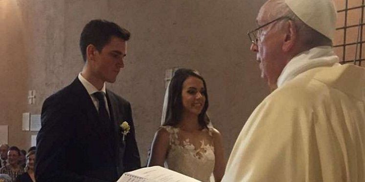 Papa Franjo iznenadio mladence i predvodio sakrament ženidbe