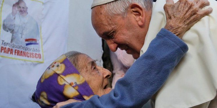 Papa Franjo u tweetu: Brinite se za bake i djedove