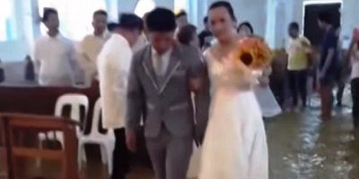Nepotopiva predanost: par iz Filipina vjenčao se u crkvi koju su poplavile jake kiše