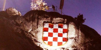 Hrvatski grb isklesan u kamenu na površini od 10 kvadrata