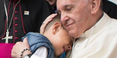 Papa u tweetu osudio zločine prema djeci