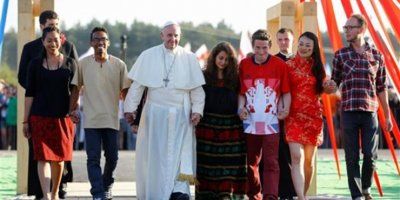 Papa Franjo mladima: Bog vas voli, Crkva vas treba