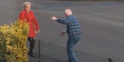 Ovaj umirovljenik svoju suprugu svaki dan dočekuje plešući: Pogledajte preslatki video!