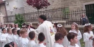 OVO JOŠ NISTE VIDJELI! Svećenik u Kaštelima s djecom pjeva &#039;Zbog jedne ljubavi&#039;