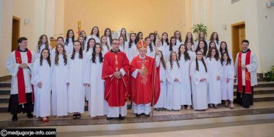 Apostolski nuncij mons. Luigi Pezzuto krizmao mlade u Međugorju