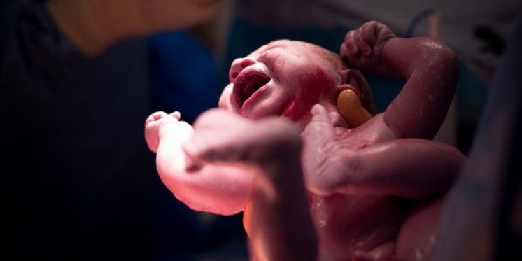 Malenoj Hercegovki jako se žurilo doći na svijet: mladi par iz Gruda nije uspio stići do rodilišta, beba se odlučila roditi na pola puta