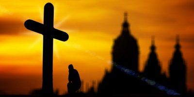 Je li ispravno pokleknuti pred raspelom i prekrižiti se ako je Isus na križu, izvan crkve, na raskrižju, brdu ili nekom drugom mjestu? 