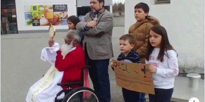 (VIDEO) DIRLJIVO! Otac James Manjackal s Presvetim na ulicama blagoslivlja ljude, ulice, kuće