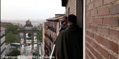 Španjolski svećenici pjevaju na ulicama i balkonima