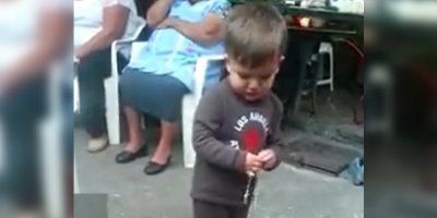 (VIDEO) Ovaj dječak zna kako moliti krunicu − srcem