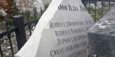 Oštećen spomenik hercegovačkom svećeniku u Čapljini
