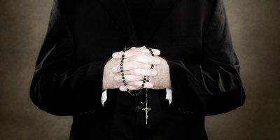 Zašto svećenici nose crno?