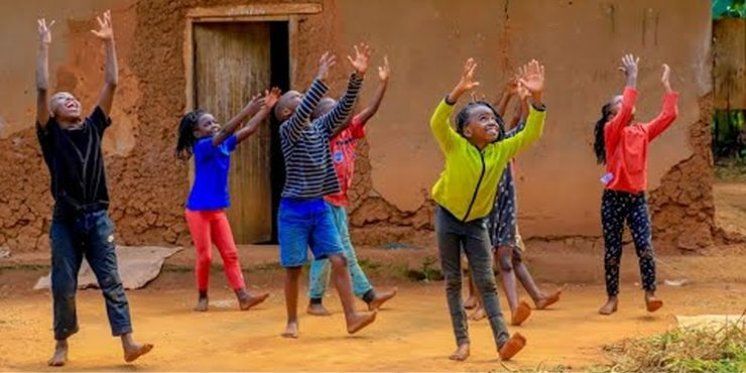 PREDIVNI SU! Ovu plesnu božićnu čestitku iz Ugande morate pogledati