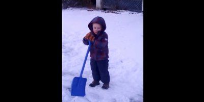 Mama je poslala dječaka da počisti snijeg: Nakon nekoliko trenutaka napravio je nešto što je nasmijalo milijune