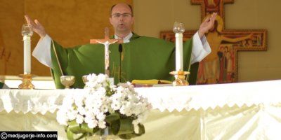 Zašto svećenik uzdiže ruke dok moli?