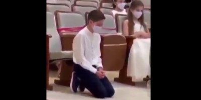 VIDEO Dječak od ganuća što je primio živoga Krista u Prvoj pričesti kleknuo i zaplakao