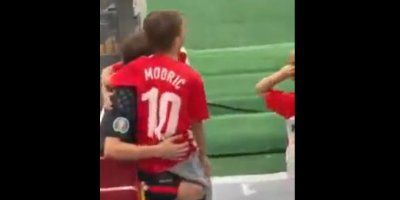 OBITELJ IZNAD SVEGA Luka Modrić nakon poraza utjehu potražio u obiteljskom zagrljaju