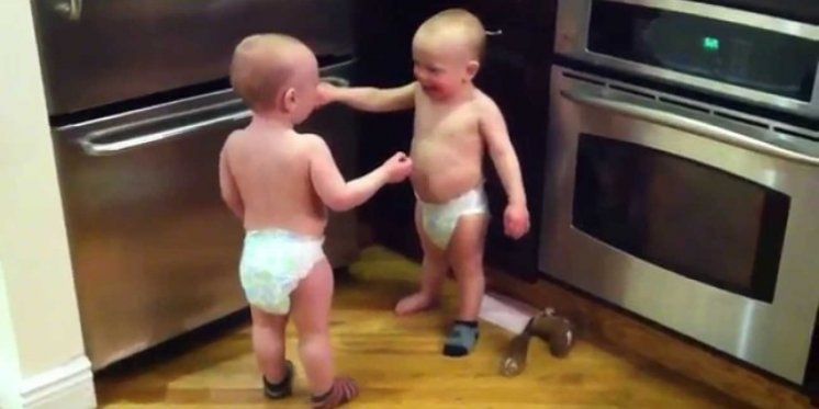 (VIDEO) Neodoljivi i preslatki - razgovor blizanaca koji će vas nasmijati do suza