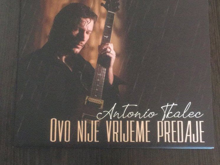 Objavljen je dugoočekivani NOVI ALBUM jednog od najpoznatijih kantautora moderne duhovne glazbe Antonia Tkaleca, znakovitog naziva “Ovo nije vrijeme predaje”